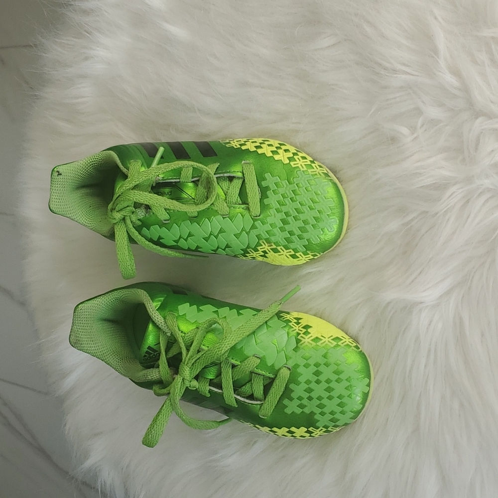 Soccer shoes